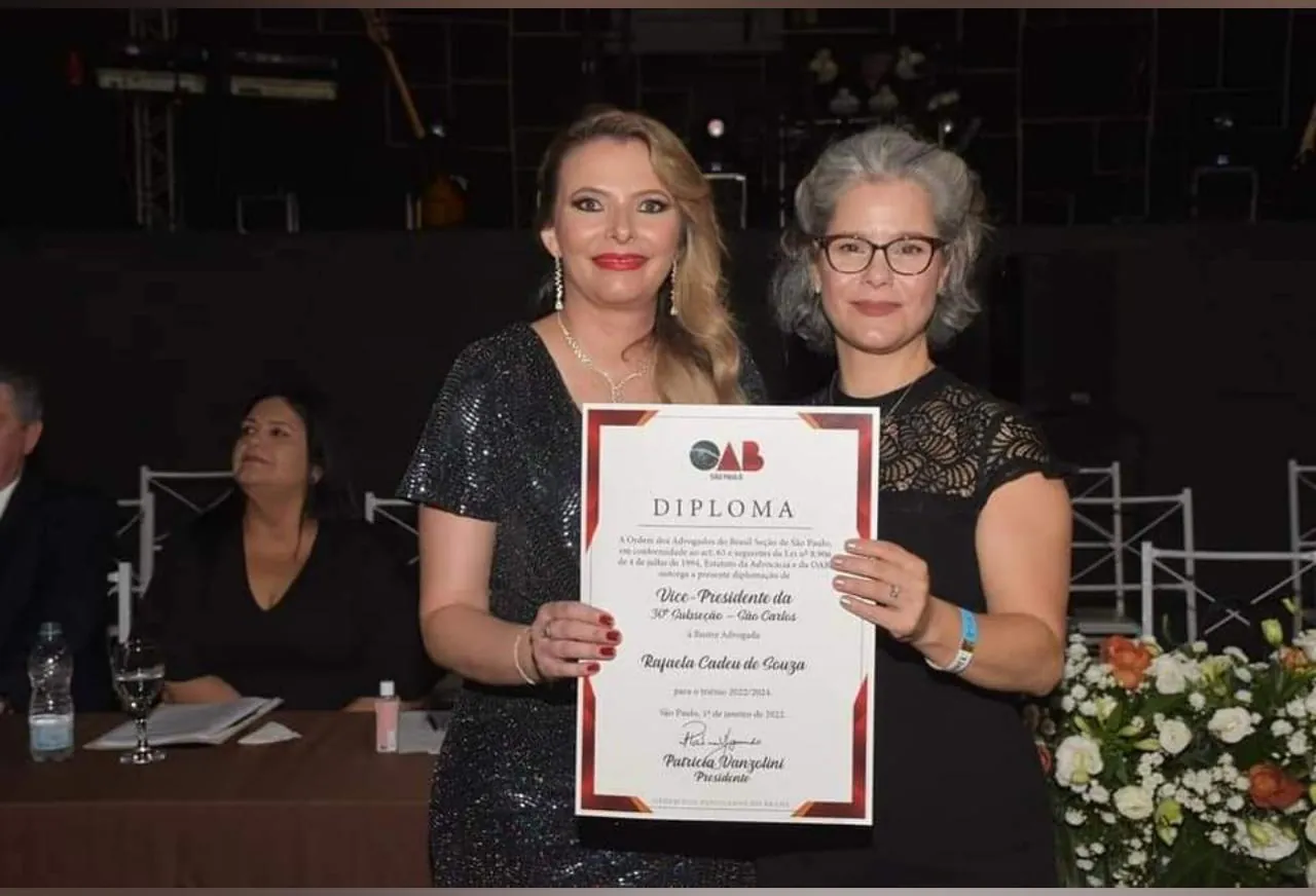 Dra. Rafaela Cadeu recebendo diploma de vice-presidente da OAB São Carlos na gestão 2022